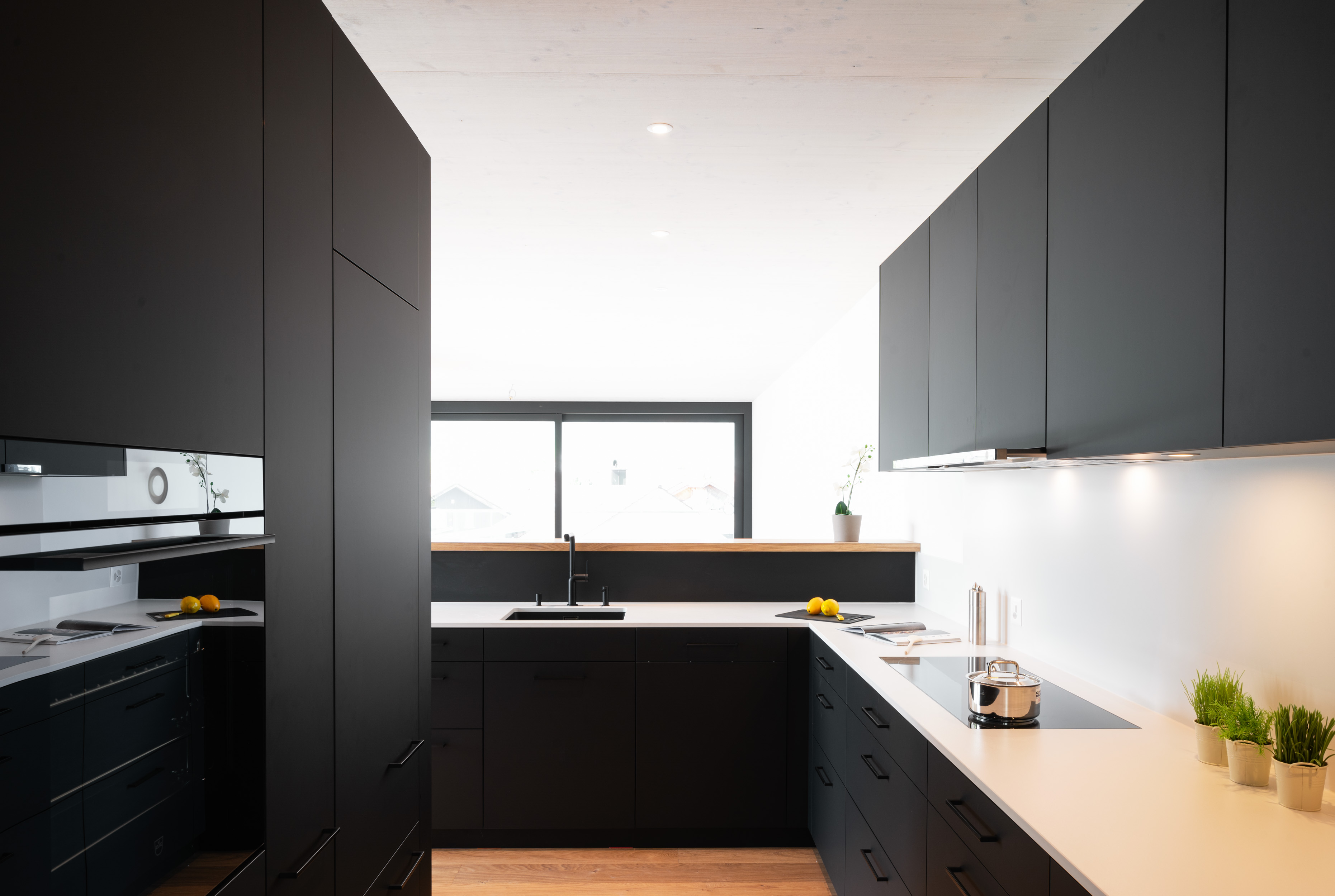 Kontrastreiche Küche in schwarz und weiss