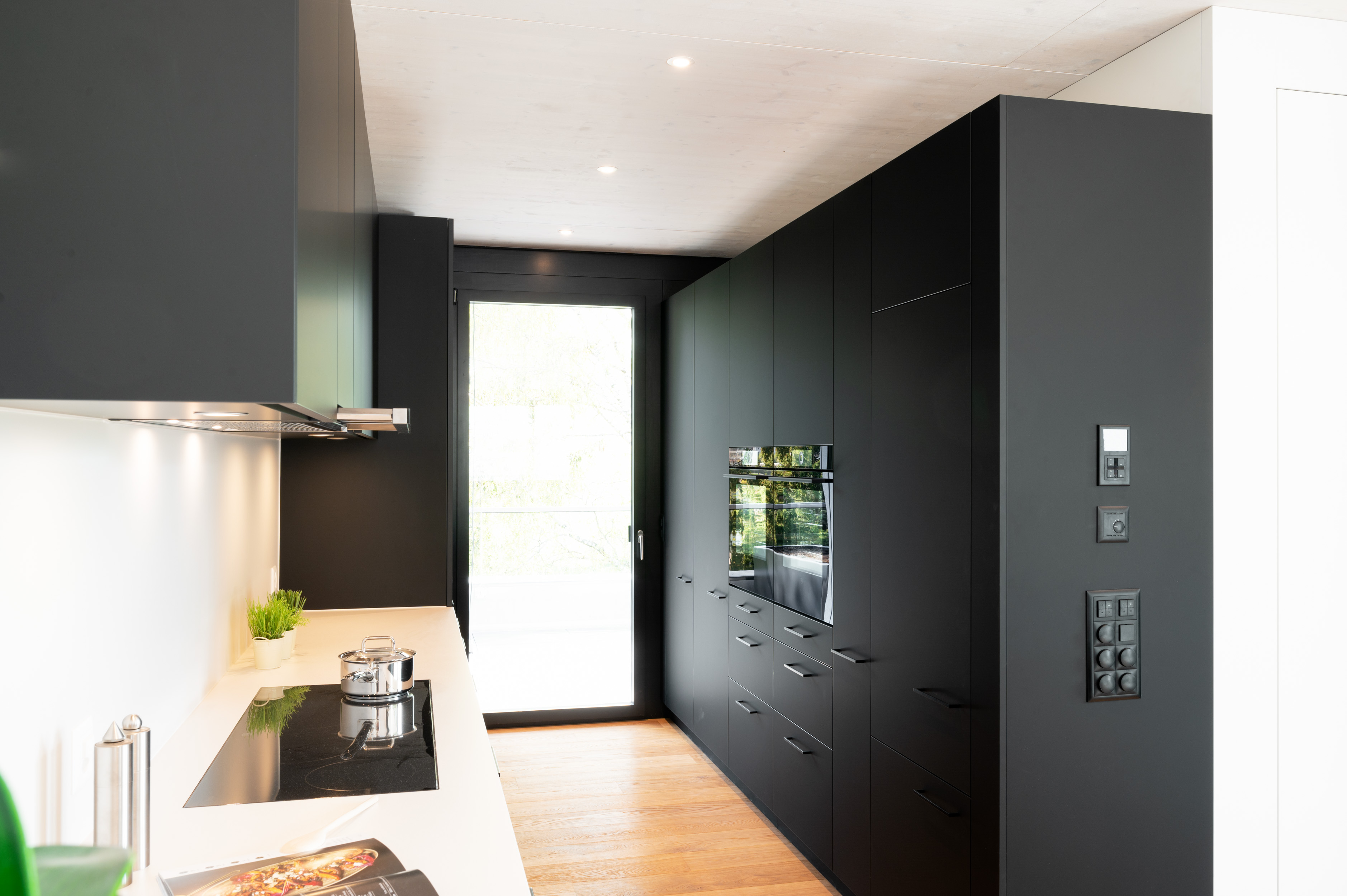 Kontrastreiche Küche in schwarz und weiss